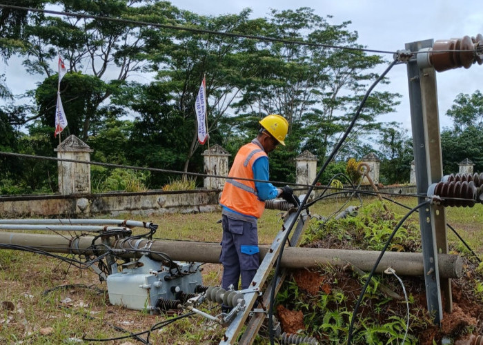  2 Tiang PLN di Depan Kantor Satpol PP dan Damkar Seluma Ambruk, Hujan Badai