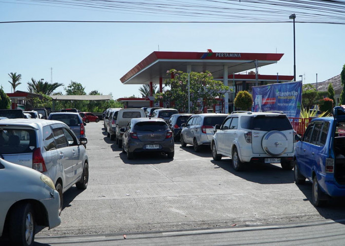  Panic Buying, Warga Antri  BBM  di SPBU Bengkulu, Pertamina Pastikan Stok Aman