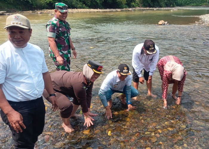 Bupati BS dan  Dandim Serta Kajari, Lepas Bibit Ikan Emas di Lubuk Larang 