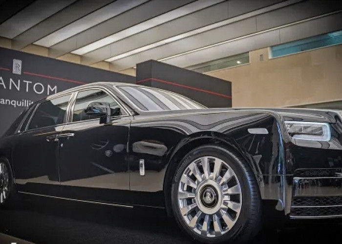 Rolls Royce Phantom Mobil Kelas Dunia Harga Capai Rp 90 Miliar Fitur Baru Sistem Empat Roda Bergerak Otomatis