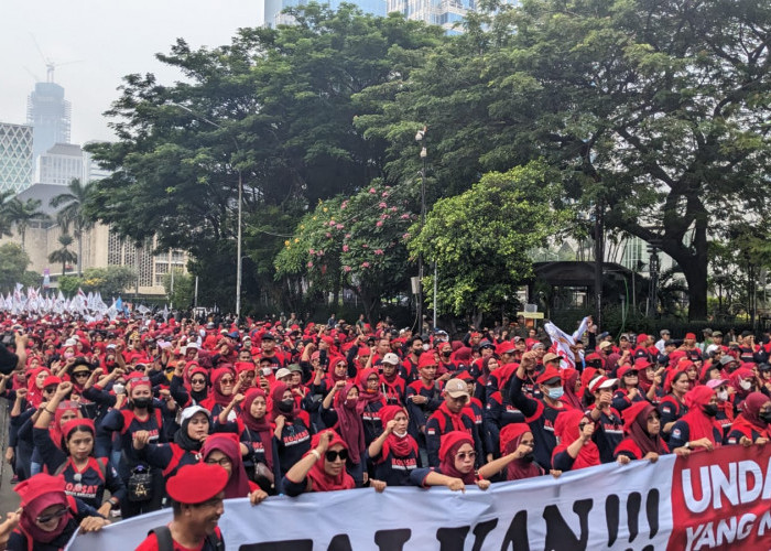 Ribuan  Buruh Demo ke Istana negara, Tuntut Omnibus Law  Dicabut