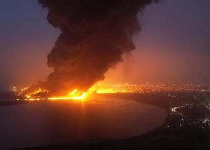 Pelabuhan Yaman Terbakar Diserang  Pesawat Israel,  Sulit Dipadamkan