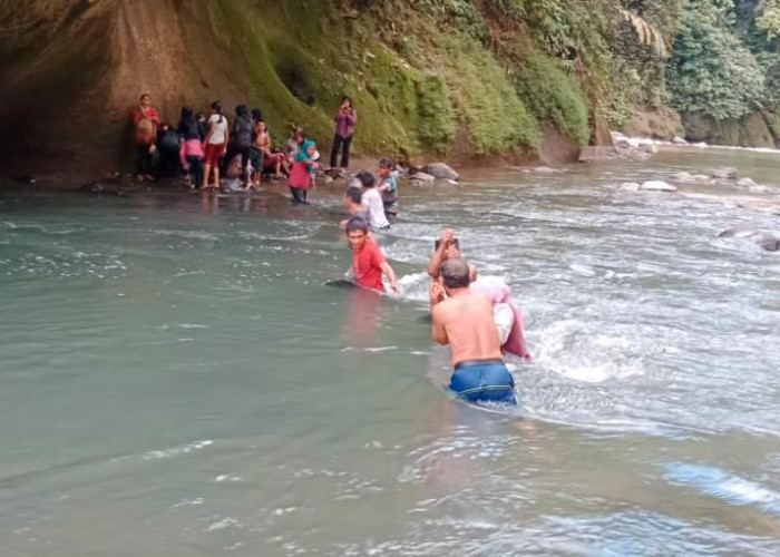 Jokowi Pasti Marah Kalau Melihat Masyarakat di Seluma Taruhkan Nyawa Sebrangi Sungai Berarus Deras Untuk Akses