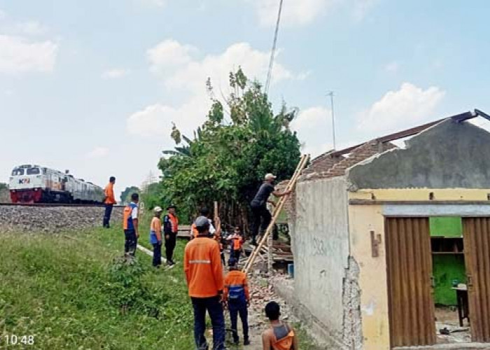 KAI Daop 3 Cirebon Tertibkan Bangunan Liar di Sekitar Perlintasan Sebidang, Demi Keamanan Kereta Api