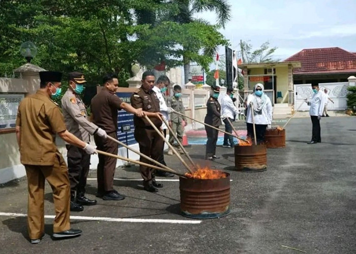  Jaksa Lakukan Pemusnahan Barang Bukti dan Barang Rampasan, Hari Anti Korupsi Sedunia