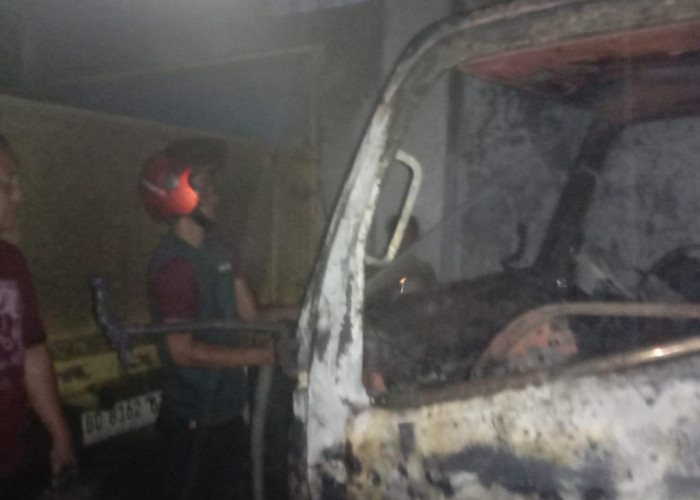 2 Unit Mobil Truk Terbakar, Diduga korsleting listrik