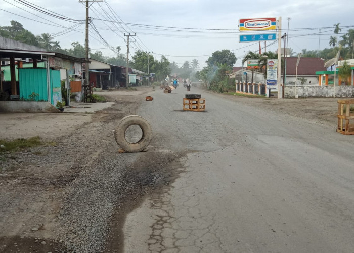 Warga Seluma Portal Jalan Lintas di Sukaraja