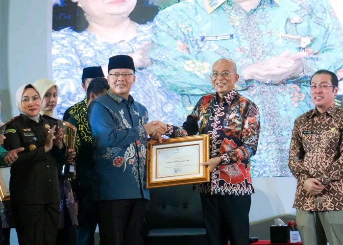 Bupati Gusnan Terima Piagam Penghargaan Terbaik Penyusunan RKPD Provinsi Bengkulu Tahun 2025