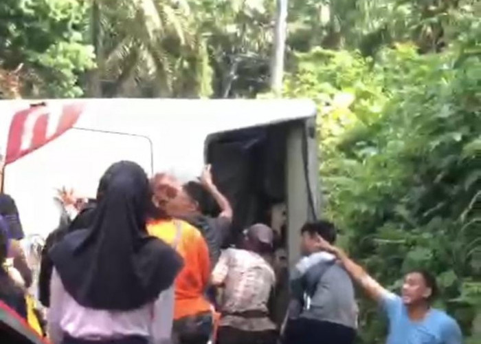   Bus Rombongan Atlet Kaur yang Terbalik di Seluma, Diduga Rem Blong