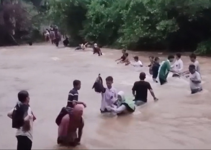  Sudah Ujung Agustus,  Jembatan Simpang Seluma Belum Diperbaiki, Pelajar Dan Warga Lintasi Sungai Gunakan Tali