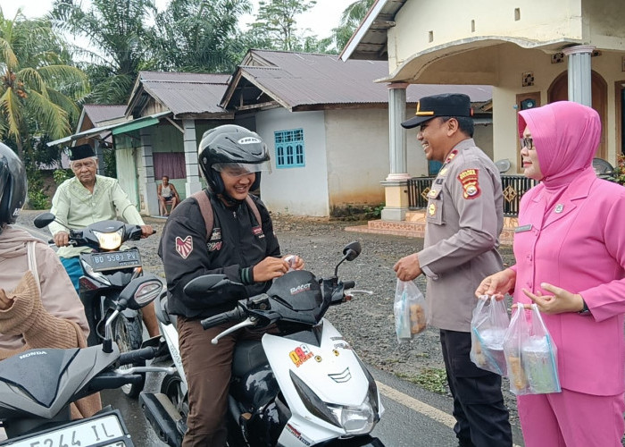 Aksi Sosial Polsek Talo Bagikan Takjil kepada Pengendara di Bulan Suci Ramadan 1447 Hajriah