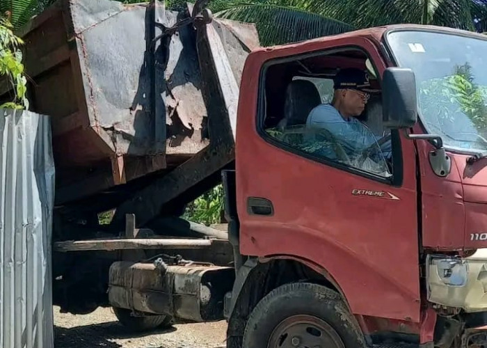 Gusnan Mulyadi Saat Mengendarai Mobil Pengangkut Sampah 