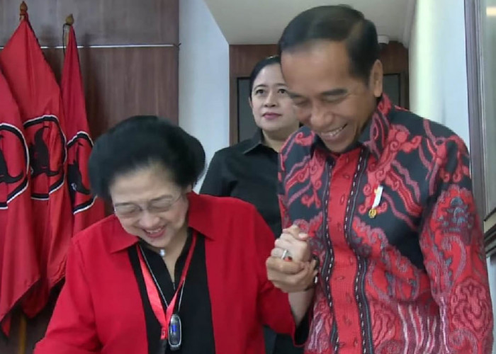 Momen Presiden Jokowi Gandeng Tangan Megawati. Sambil Senyum-senyum..