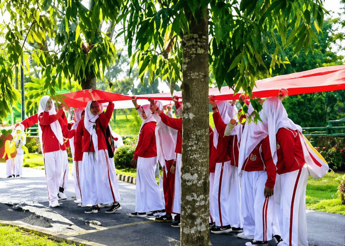       Insiden Putus di Tengah, Warnai Kirab Bendera 2.003 Meter Peringati HUT RI di Seluma