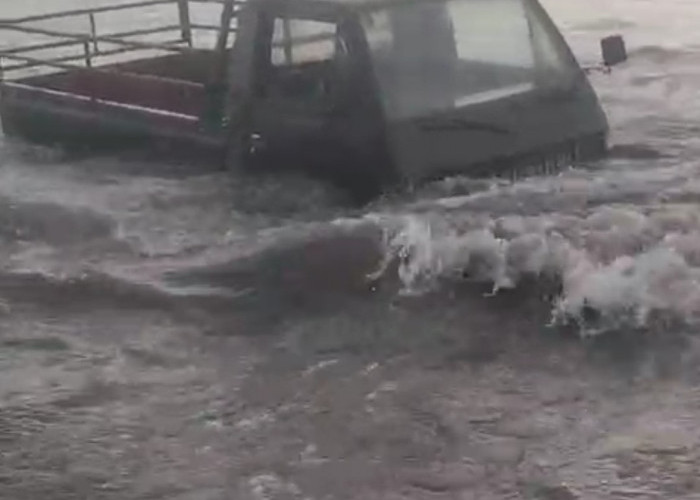 Ambil Kayu di Pantai Seluma, Mobil Warga Pasar Seluma Nyaris Tergulung Ombak