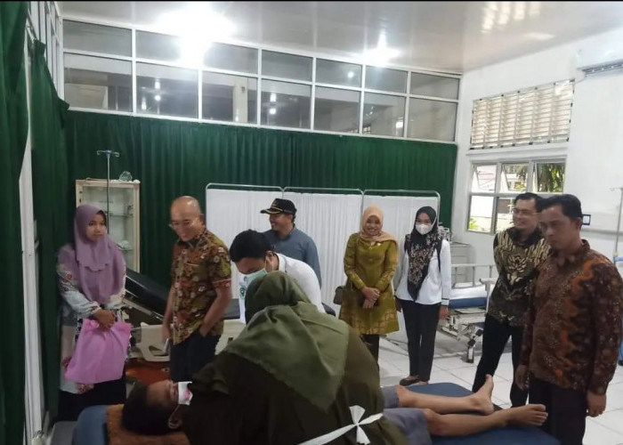 Bupati Antar Pasien Menderita Sakit Tulang Belakang