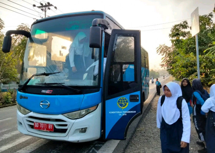  Pelajar Bengkulu Selatan Harus Naik Bus Sekolah