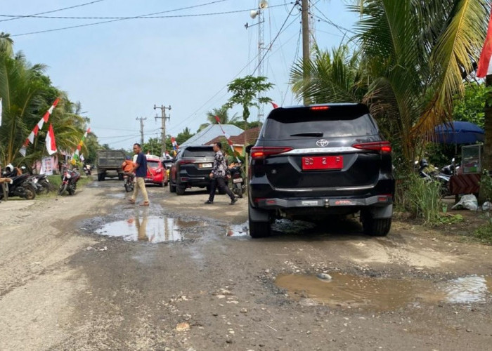   Warga Pasar Seluma Keluhkan Jalan Provinsi Rusak Parah, Tak Juga Dibangun