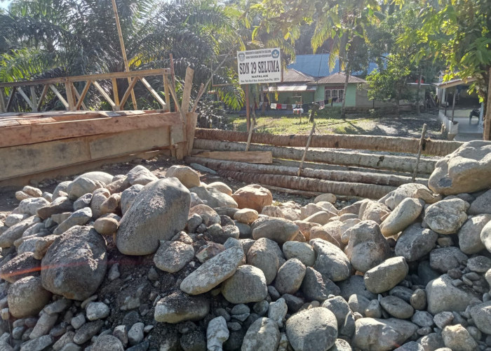  Masyarakat Keluhkan Material Proyek Jembatan Nasional, Menutup Akses Jalan SDN 29 Seluma