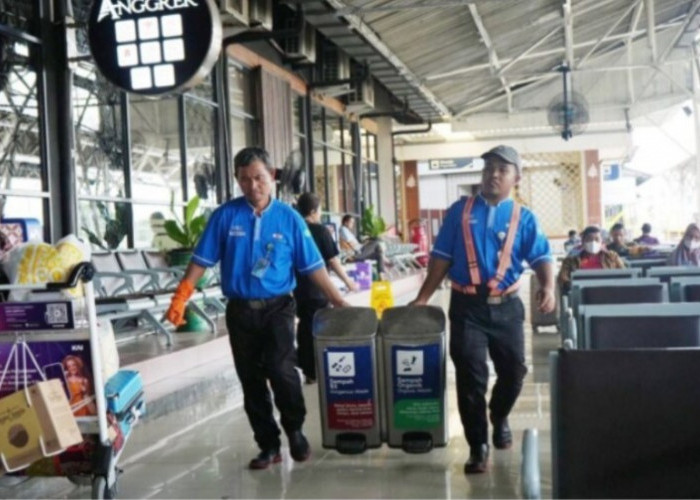 Merekalah  Sosok di Balik Resiknya Stasiun-Stasiun KAI Daop 6 Yogyakarta