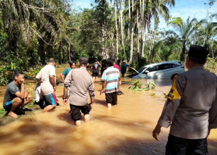 Nekat Terobos Banjir, Avanza Terseret Arus Hingga Terperosok Ke Siring
