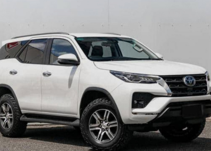 Toyota Fortuner Sport Warna Putih Terlihat Lebih Keren! Saat Melintasi Jalan Lintas, SUV Handal dan Canggih