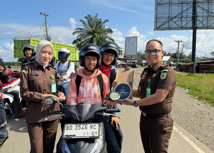  Gencarkan Kampanye Anti Korupsi, Kejari Seluma Bagikan Stiker hingga Edukasi  Masyarakat