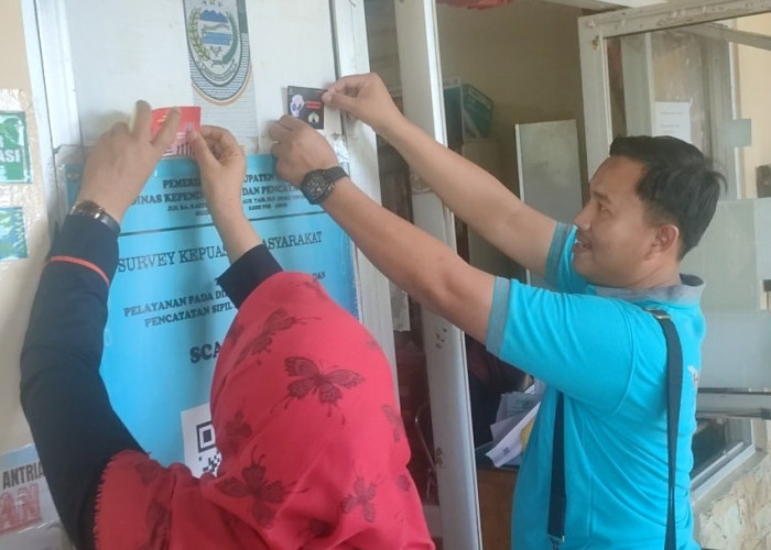 Peringati Hari Antikorupsi Sedunia, Kejari Seluma Sambangi OPD Bagikan Souvenir dan Stiker Edukasi