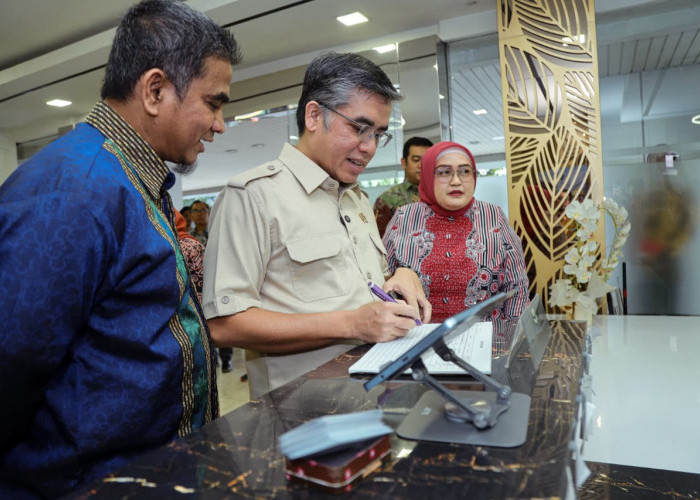 Tinjau Posko THR dan BHR Keagamaan 2026, Menaker Ingin Pastikan Hak Pekerja Terlindungi 