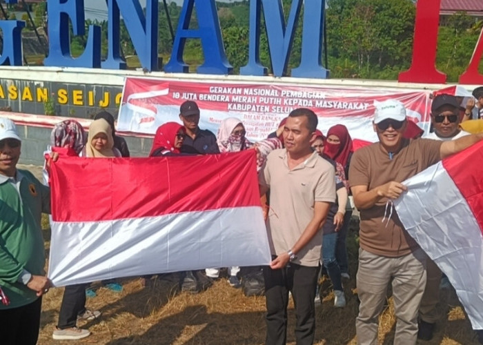 Kesbangpol Seluma Bagi Bagi Bendera, Bagi Warga Seluma