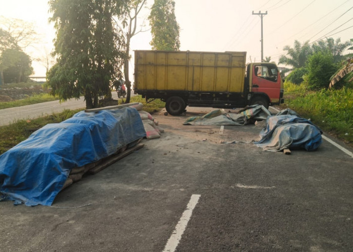Truk Angkut 10 Ton Semen Terguling di Tanjakan Jalan Dua Jalur Tais Seluma