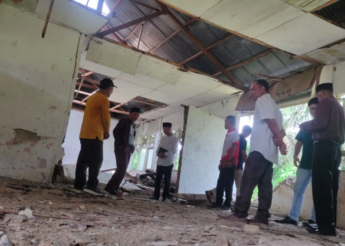   SDN 178 Seluma Ambruk, Siswa Terpaksa Belajar di Satu Ruangan Sisa