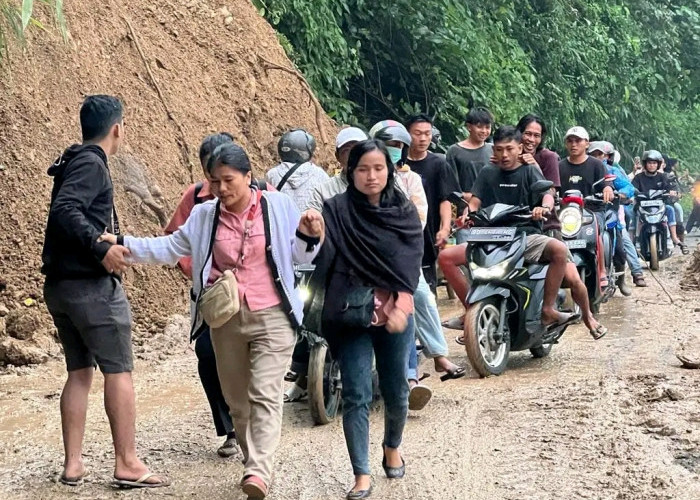  Longsor Tutupi Jalan Lintas Manna - Tanjung Sakti Tepatnya di Dusun Batu Betajuk, Warga Terhambat Melintas