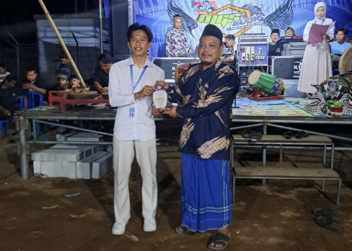 Perpisahan Mahasiswa KKN Universitas Bengkulu Angkatan 23 Tahun 2026 Ditandai Penyerahan Cendera Mata oleh Kep