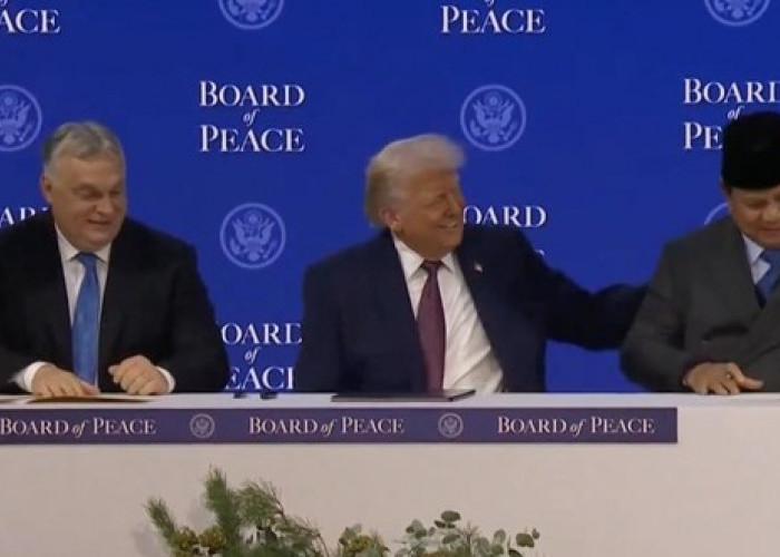  Bawa Indonesia Gabung Dewan Perdamaian AS, Trump Tepuk-tepuk Pundak Prabowo Saat Teken Piagam