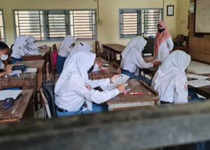 Sekolah Gratis, Tapi Biaya Seragam Hingga Rp2,3 Juta, Kepsek SMAN 1 Kedungwaru Langsung Dicopot! 