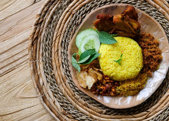 Nasi Kuning Khas Manado Identik Dengan Lauk Ikan Cakalang