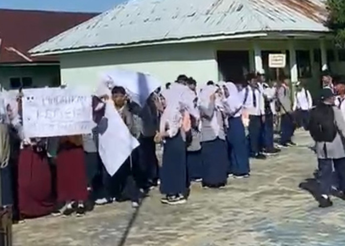 Ratusan Murid SMPN 5 Seluma Demo Tuntut Kepala Sekolah Dipindahkan