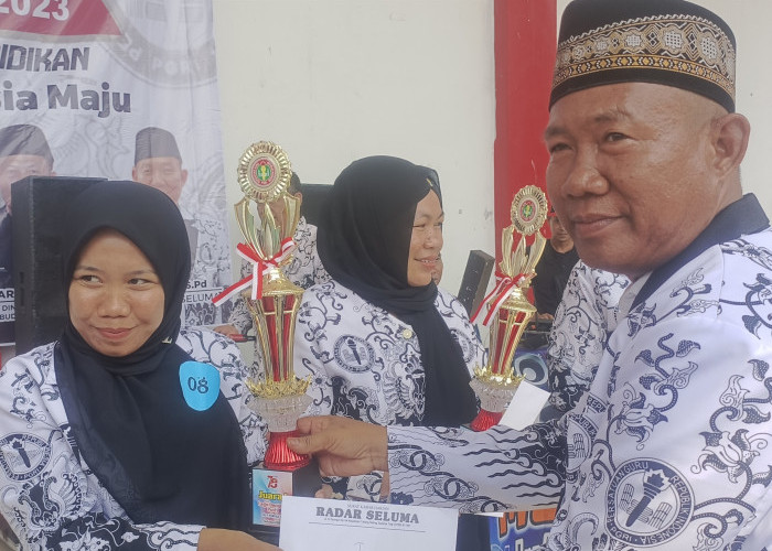Novianti Guru SMP Juara 1 Lomba Dangdut Bergengsi HUT Radar Seluma dan HUT PGRI