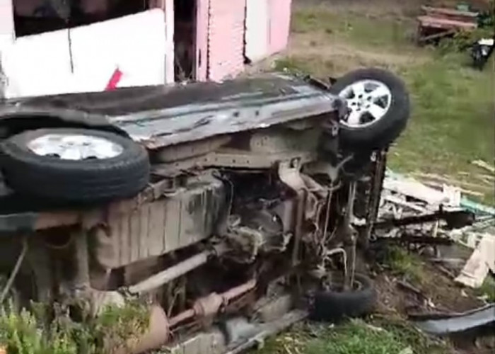  Mobil APV Tabrak Motor hingga Terbalik, Pengendara Tewas