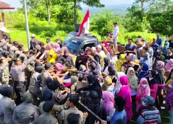  Kecewa Hasil Hearing, Ratusan Warga Dusun Baru TerobosHalaman Kantor Bupati Seluma