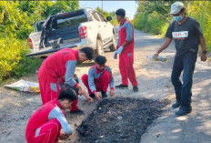Ruas Jalan Simpang Bungamas–SMKN 1 Seluma Rusak Parah, Siswa Turun Tangan Tambal Lubang Demi Keselamatan