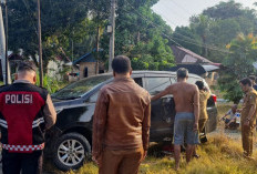 Akibat Hindari Lubang, Mobil Dinas Kesbangpol Seluma Terlibat Kecelakaan di Air Periukan