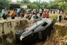  Elak Motor , Toyota Avanza Veloz Nyungsep ke Parit