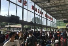 Penumpang KAI Padati Stasiun Semarang, 82 Perjalanan Kereta Api Batal Imbas Banjir