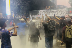  Ricuh, Demo Tolak MBG di Patung Kuda, Massa Bakar Sampah