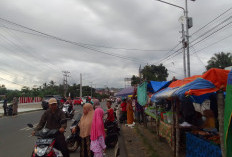 Warga Harap Penataan dan Pengawasan Pemda di Pasar Dadakan Ramadan di Depan Alun-Alun Tais Ramai
