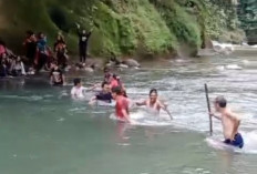 Jembatan Putus Sejak 2020, Warga Desa Sekalak Nekat Seberangi Sungai Air Pelubang