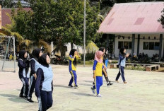 Semarak HUT RI Ke-81, SMAN 8 Seluma Gelar Lomba Makan Kerupuk dan Tarik Tambang, Nyanyi Lagu Daerah   