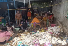 Pasca Kebakaran Ruko di Pasar Tais, Warga Gotong Royong Bersihkan Puing Meski Diguyur Hujan